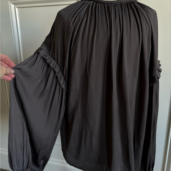 Gray top - Picture 2 of 4